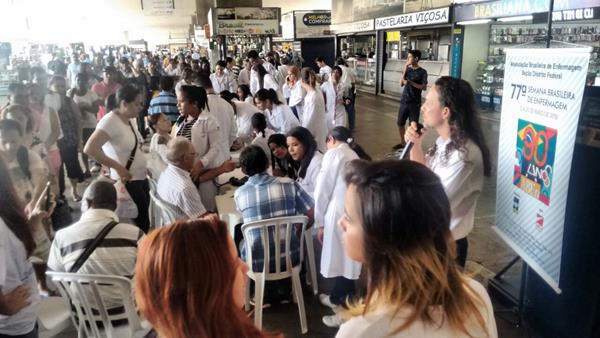 Tenda da Saúde Rodoviária do Plano Piloto - 14/05 Manhã - Presidente Osvaldo Peralta e Diretora Ana Maria